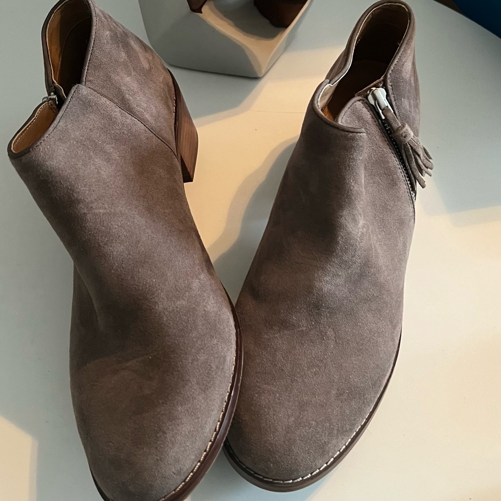 Vionic Serena gray neutral booties with tasseled zipper size 11 Leather